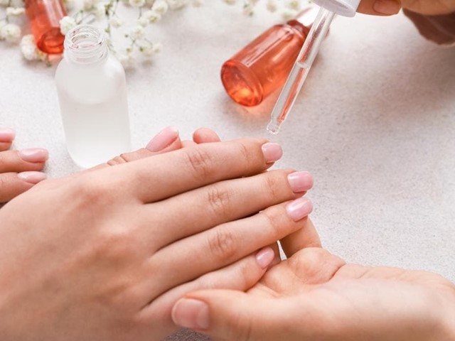 ¿En qué consiste la manicura SPA con hidratación de parafina? 